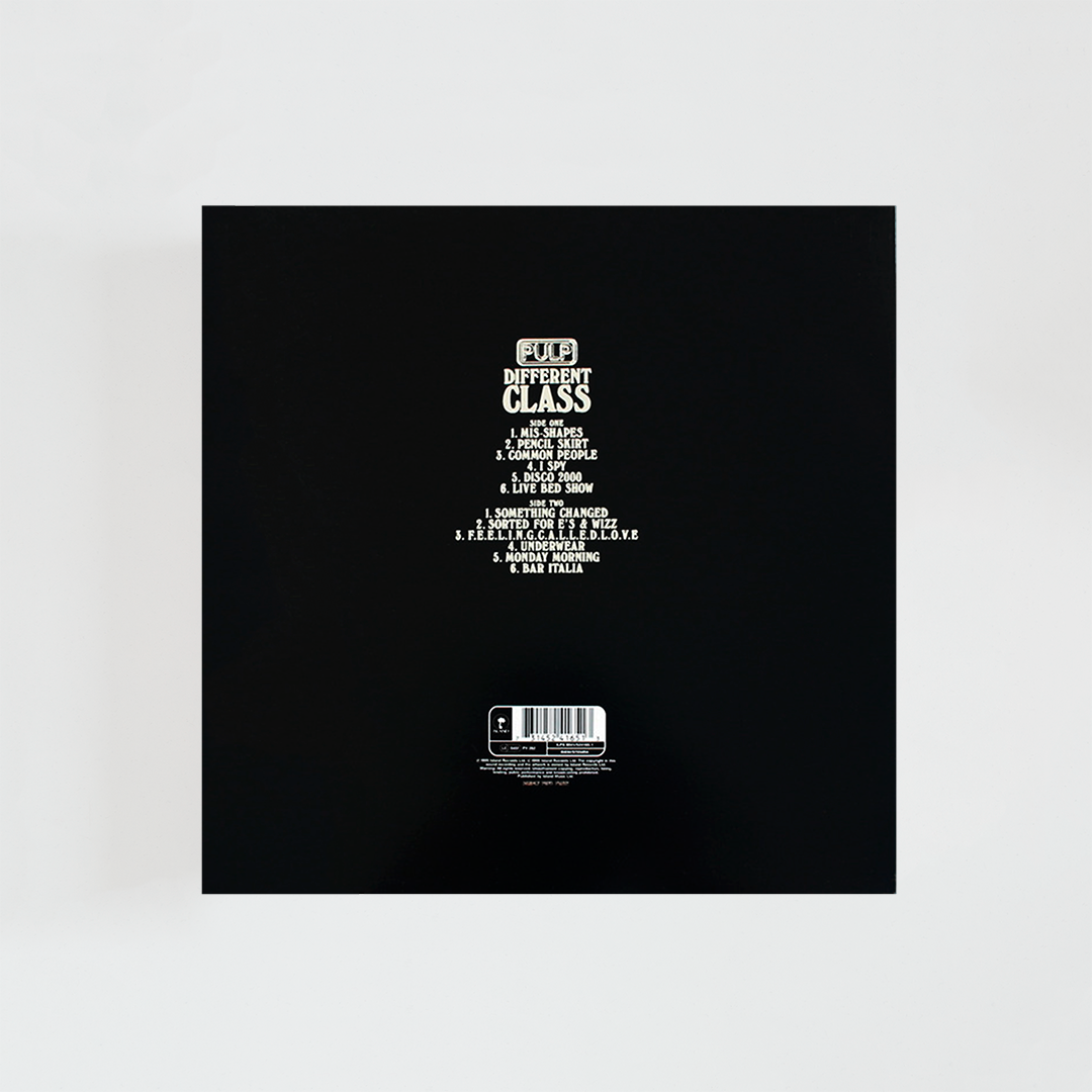 Contraportada del álbum Different Class de Pulp con el listado de canciones centrado sobre fondo negro y el logotipo de la banda en la parte superior.