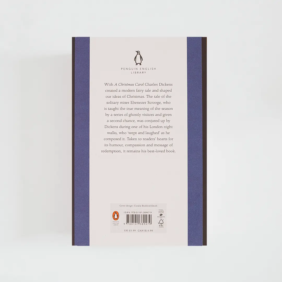 Trasera azul oscuro con sinopsis del libro en inglés A Christmas Carol de Charles Dickens de la colección Penguin English Library sobre fondo blanco.