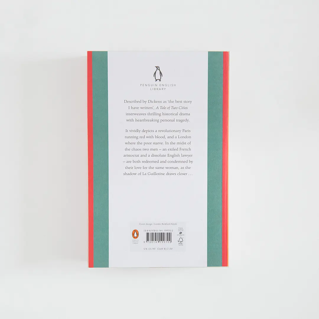 Trasera turquesa y roja con sinopsis del libro en inglés A Tale of Two Cities de Charles Dickens de la colección Penguin English Library sobre fondo blanco.