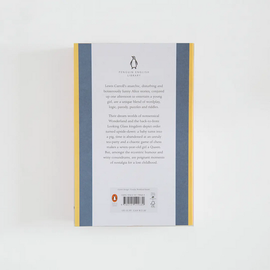 Trasera azul con sinopsis del libro en inglés Alice's Adventures in Wonderland de Lewis Carroll de la colección Penguin English Library sobre fondo blanco.