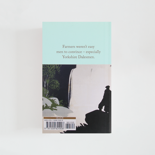 Trasera del libro It Shouldn't Happen to a Vet de James Herriot (The Collector's Library) de color celeste acompañada de imagen inspirada en la novela.