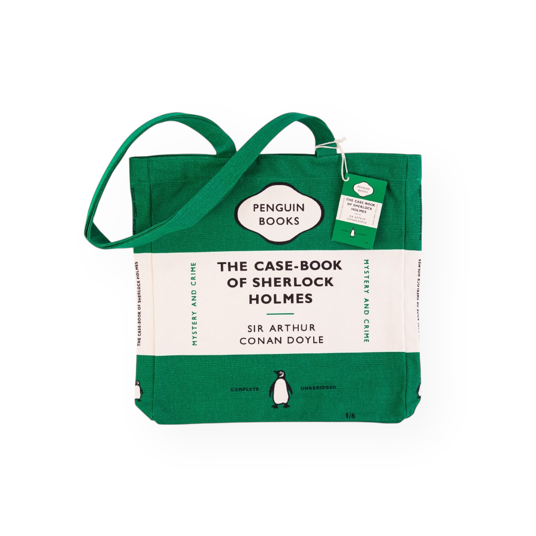Bolsa de tela verde y blanca inspirada en la clásica portada de la editorial Penguin de la obra The Case-Book of Sherlock Holmes de Sir Arthur Conan Doyle con los títulos y textos en negro. Lleva una etiqueta en el asa.