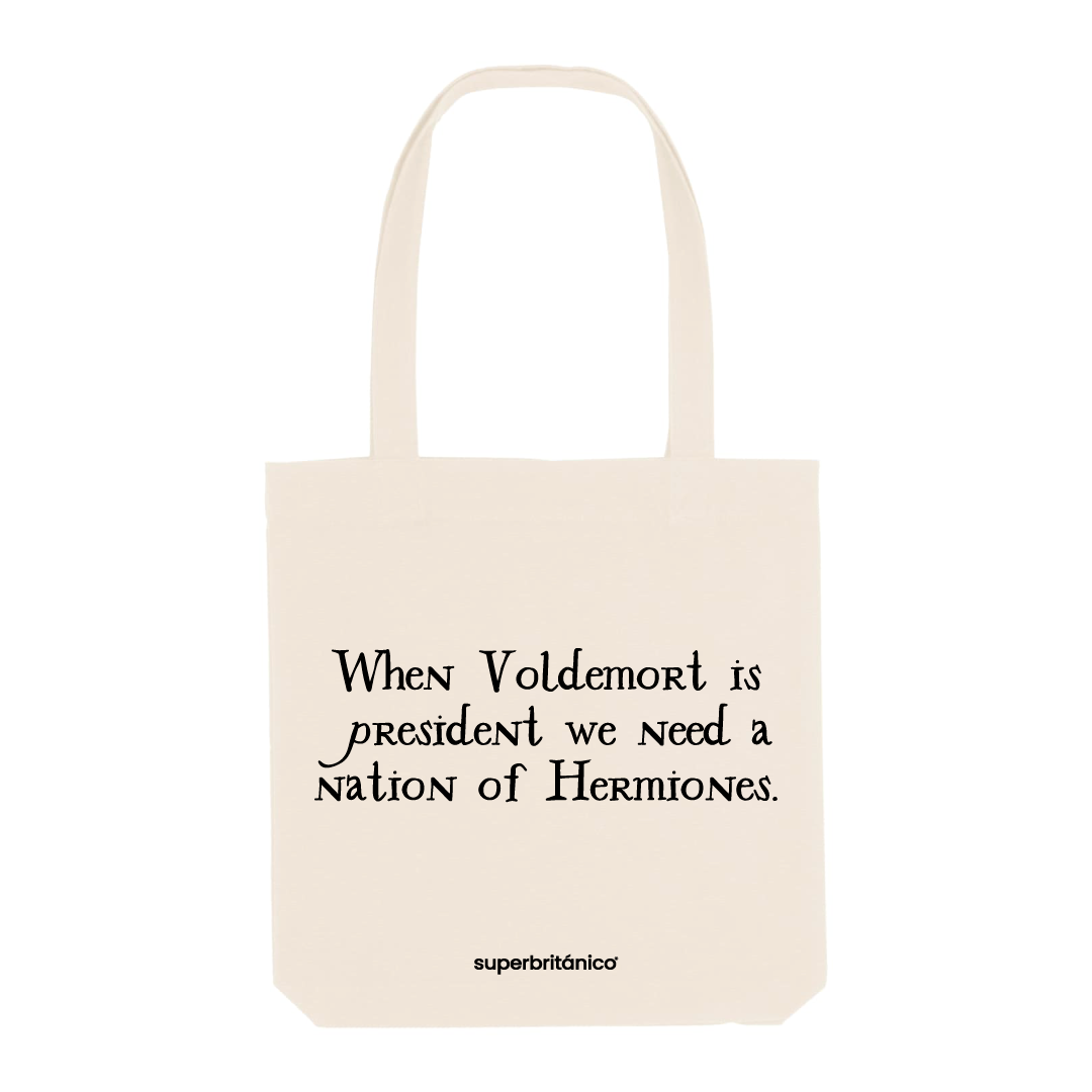 Bolsa beige con frase Cuando Voldemort es el presidente necesitamos una nación de Hermiones en inglés bordada en negro en la tipografía de la Hogwarts Acceptance Letter de Harry Potter.