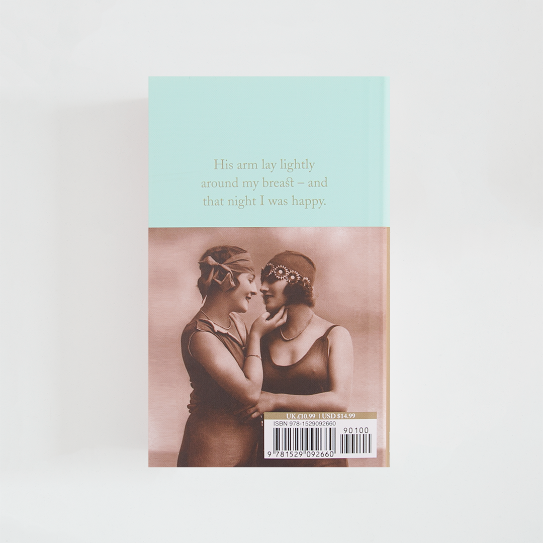 Trasera del libro Hand in Hand with Love: An anthology of queer classic poetry de Simon Avery (The Collector's Library) de color celeste acompañada de imagen inspirada en la novela.