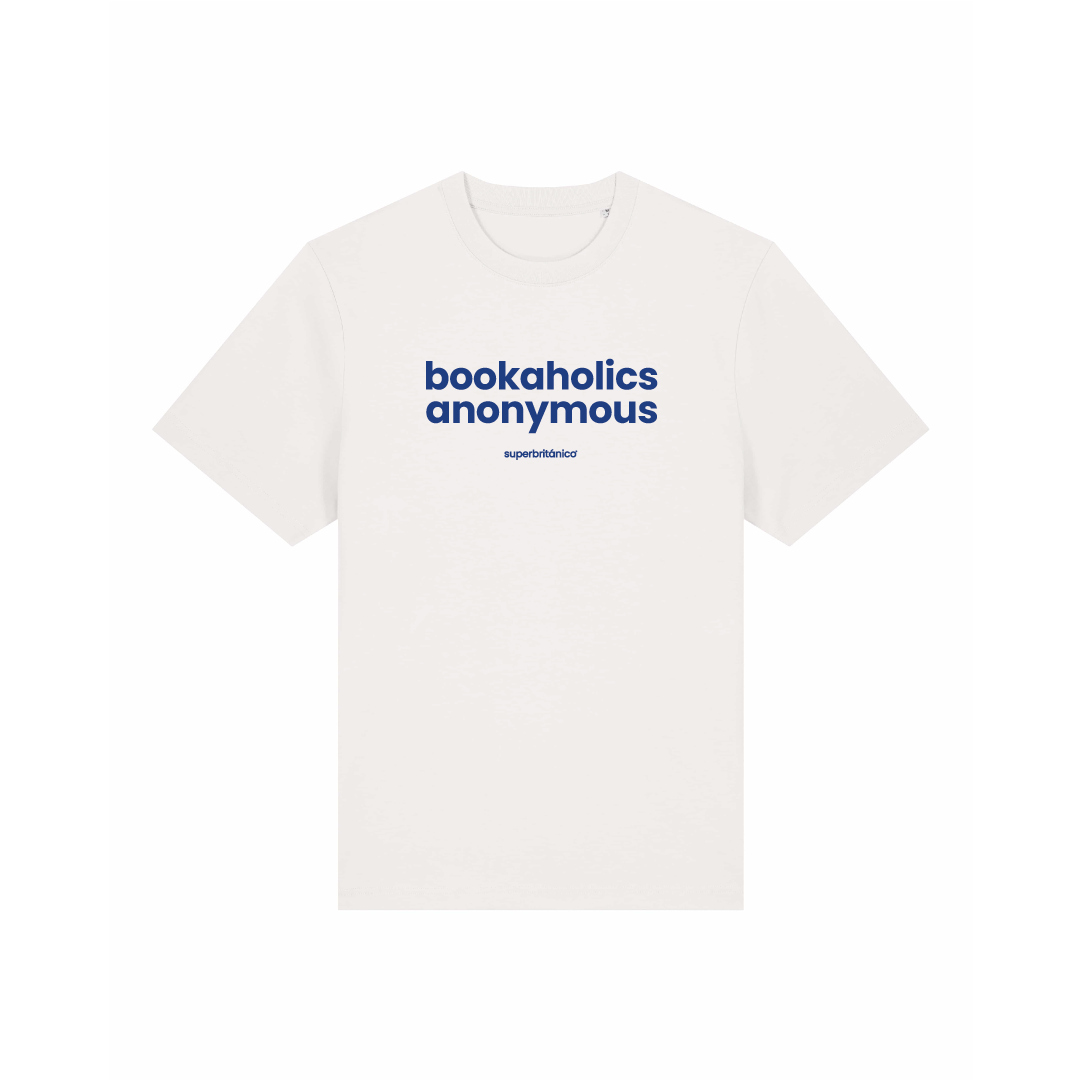 Camiseta de color blanco roto con la frase bookaholics anonymous y logo de Superbritánico en color azul.