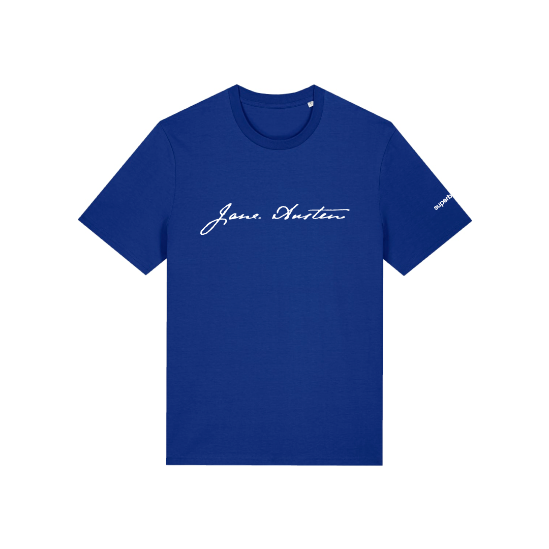 Camiseta azul con bordado en blanco de la firma de Jane Austen, una de las escritoras más reconocidas de la literatura británica autora de obras como Pride and Prejudice o Sense and Sensibility.