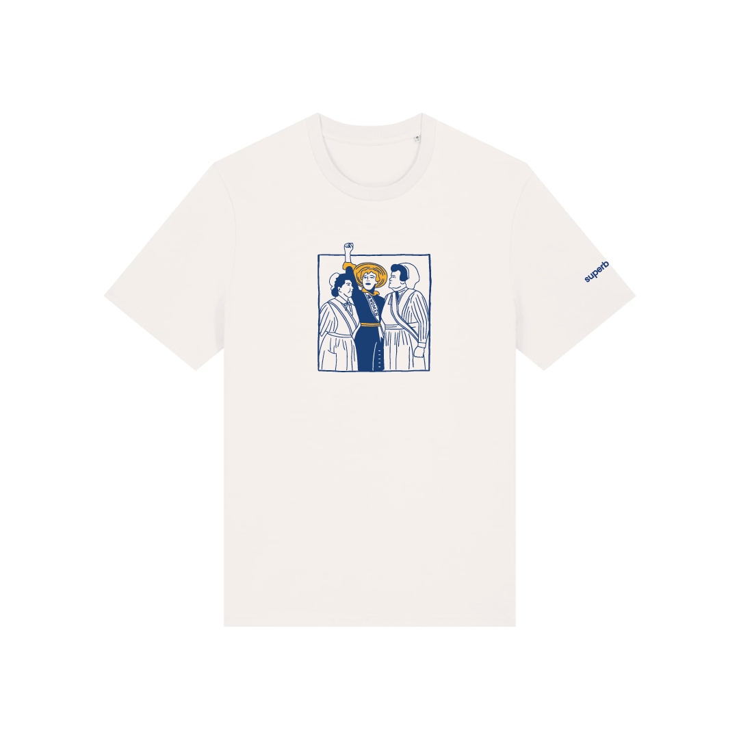 Camiseta blanca con ilustración central en azul y amarillo de Winifred Banks y las empleadas de la casa en Mary Poppins, con el puño en alto y la banda sufragista. Estilo vintage y reivindicativo.