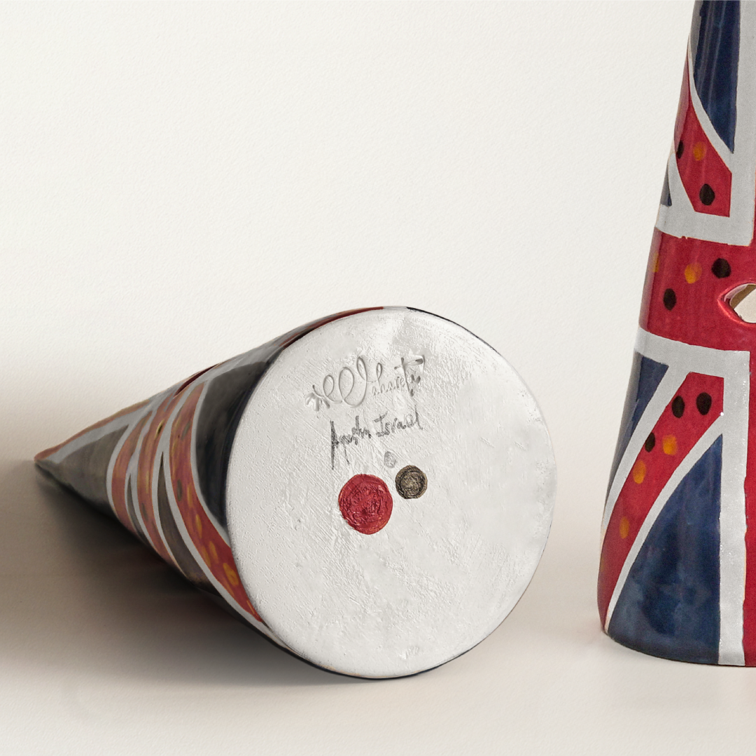Base del capirote cerámico inspirado en el icónico vestido de la Union Jack que Geri Halliwell, integrante de las Spice Girls, lució en los Brit Awards de 1997. Se observa firma de Agustín Israel.