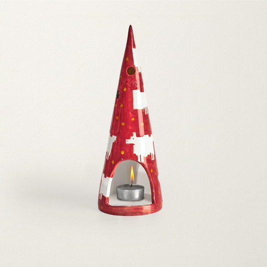 Trasera del capirote cerámico inspirado en el icónico sweater rojo de ovejas, lleno de simbolismo, que Diana lució pocos meses después de anunciar su compromiso con el entonces príncipe Carlos de Inglaterra. Tiene una vela encendida.