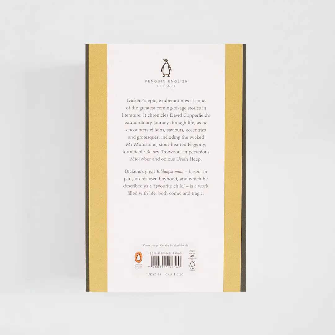 Trasera amarilla y gris con sinopsis del libro en inglés David Copperfield de Charles Dickens de la colección Penguin English Library sobre fondo blanco.