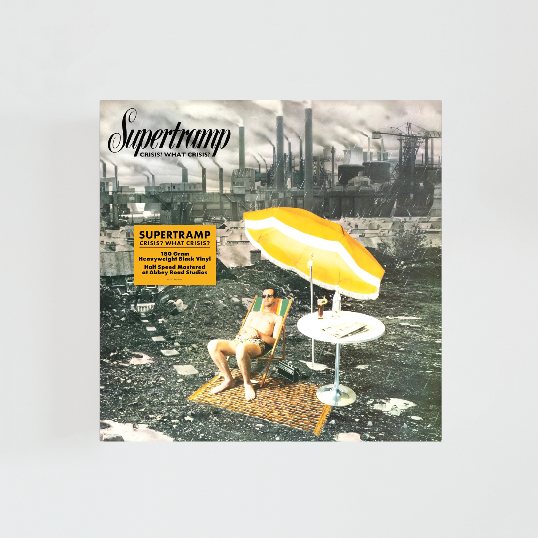Portada del álbum Crisis? What Crisis? de Supertramp con un hombre tomando el sol bajo una sombrilla amarilla en un paisaje industrial cubierto de fábricas y chimeneas humeantes, junto a una etiqueta amarilla de la edición Half-Speed Mastered en vinilo negro de 180 gramos.