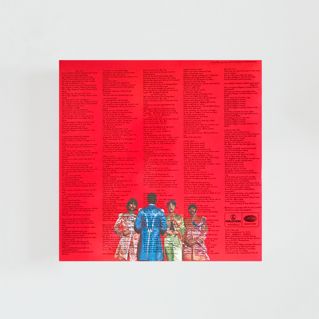 Contraportada del vinilo Sgt. Pepper's Lonely Hearts Club Band de The Beatles, mostrando la continuación del collage de personajes y el listado de canciones del álbum icónico de rock británico de 1967.