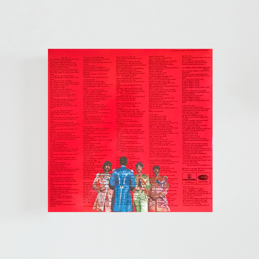 Contraportada del vinilo Sgt. Pepper's Lonely Hearts Club Band de The Beatles, mostrando la continuación del collage de personajes y el listado de canciones del álbum icónico de rock británico de 1967.