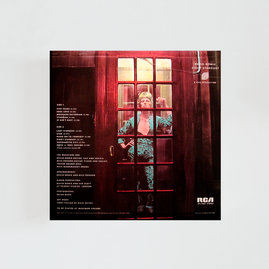 Contraportada del vinilo The Rise and Fall of Ziggy Stardust and the Spiders from Mars de David Bowie, mostrando fotos del artista en escenas relacionadas con Ziggy Stardust y el listado de canciones del álbum icónico de glam rock británico de 1972.