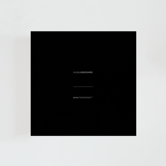 Contraportada del vinilo Unknown Pleasures de Joy Division, mostrando el listado de canciones del álbum influyente de post-punk británico de 1979 y créditos de la banda.