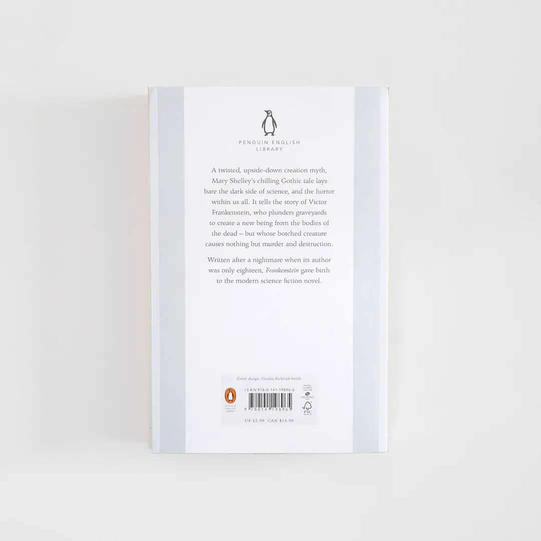 Trasera en tonos grises con sinopsis del libro en inglés Frankenstein de Mary Shelley de la colección Penguin English Library sobre fondo blanco.