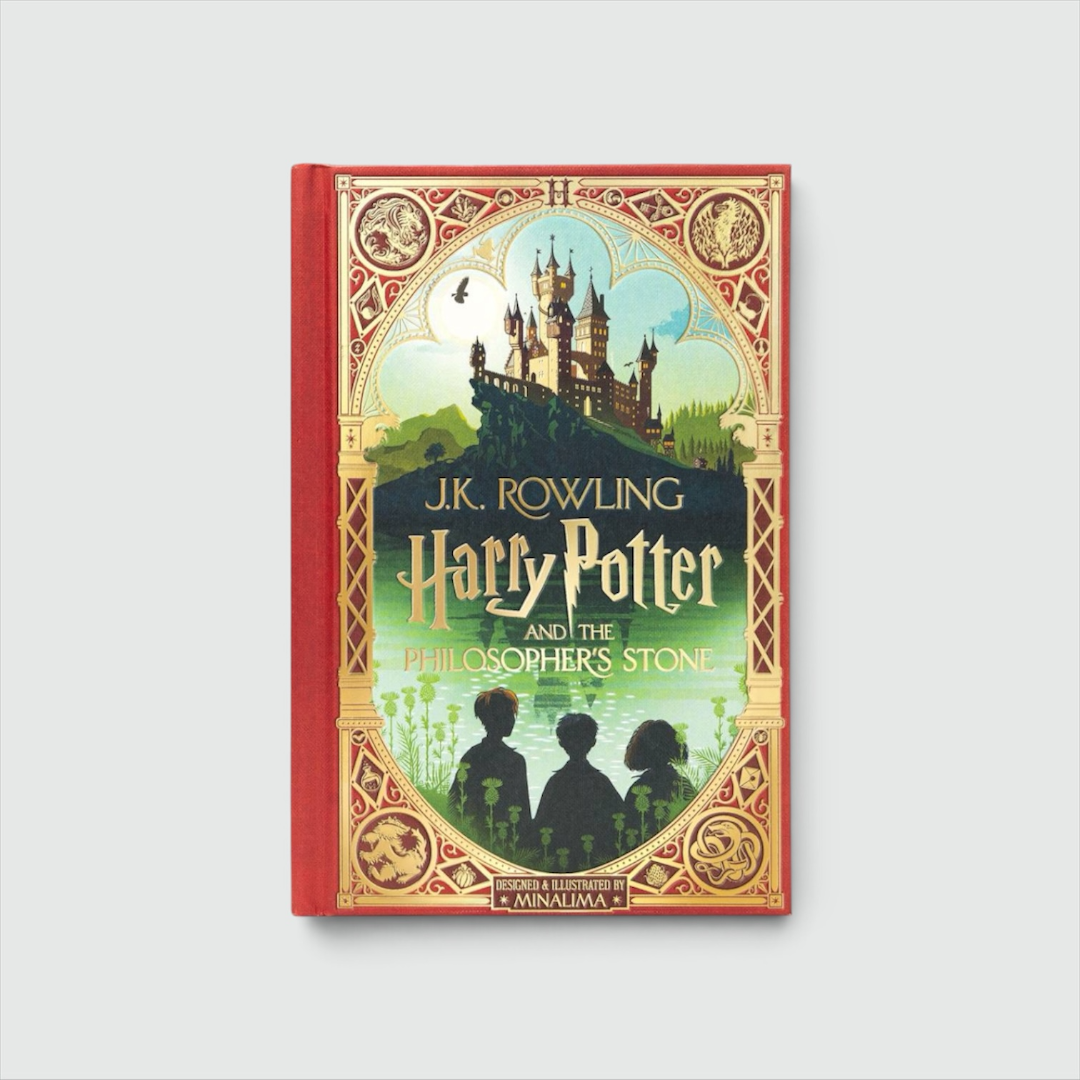 Portada de Harry Potter and the Philosopher’s Stone de J. K. Rowling, edición MinaLima en rojo con el castillo de Hogwarts.