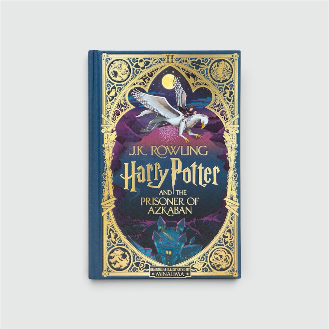 Portada de Harry Potter and the Prisoner of Azkaban de J. K. Rowling, edición MinaLima en azul con Buckbeak sobre Hogwarts.