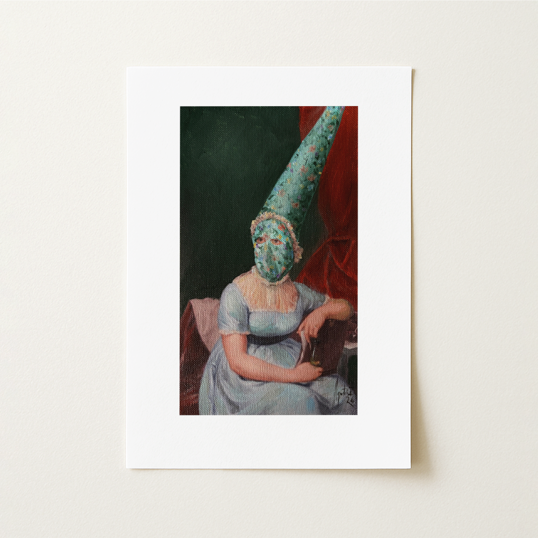 La obra reinterpreta el retrato de Jane Austen, una de las escritoras más influyentes de la literatura inglesa.
Incorpora un capirote de inspiración floral y aire regencial, evocando la delicadeza estética de su tiempo, junto a una copa de manzanilla que transforma su obra más célebre en un sugerente Orgullo, prejuicio y manzanilla, una fusión entre tradición literaria y esencia andaluza.