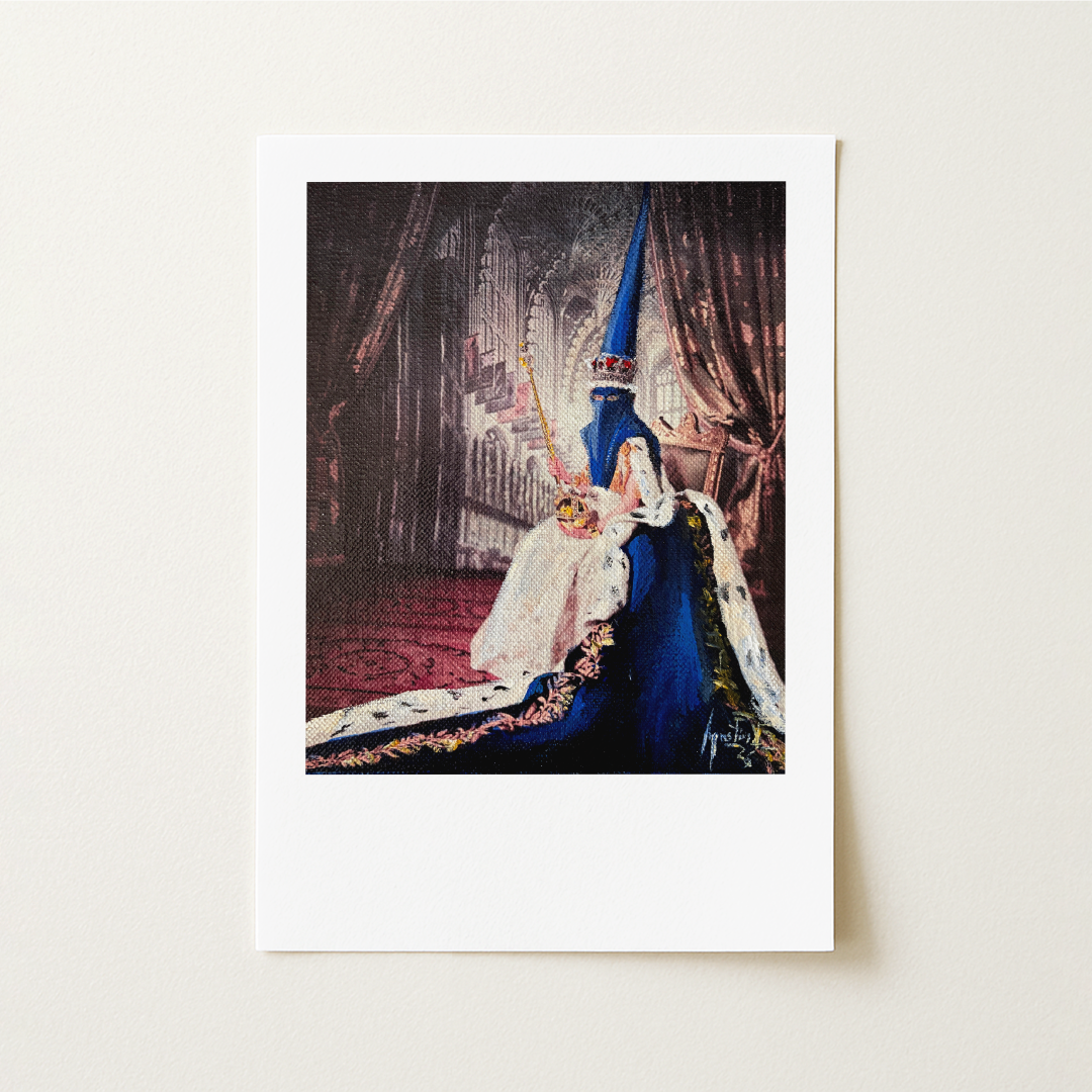 La obra reinterpreta el retrato oficial de Isabel II, con su túnica de coronación, el cetro, el orbe y la corona de San Eduardo, incorporando un capirote que crea un sorprendente encuentro entre la majestuosa presencia de la monarca y la estética de Semana Santa.