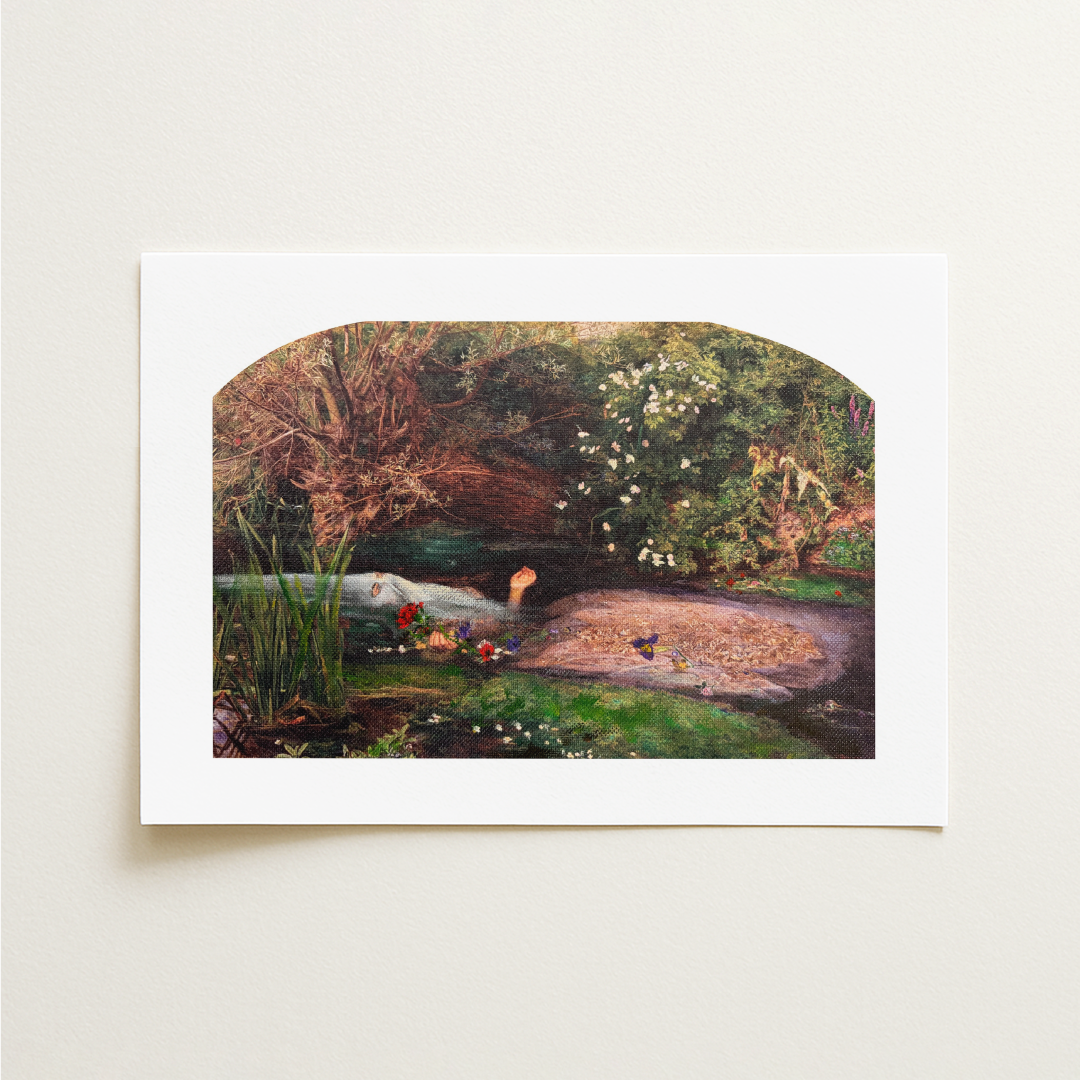 La obra reinterpreta Ophelia (1851–52) de Sir John Everett Millais, una pintura inspirada en la trágica figura de Ofelia, la heroína condenada de Hamlet de William Shakespeare.
Incorpora un capirote blanco, símbolo de pureza, junto a un clavel rojo que introduce un contrapunto de pasión, renacimiento y vida frente al fatal destino de la protagonista. Este gesto transforma la escena original en una sugerente fusión entre la sensibilidad pictórica del Romanticismo y la esencia andaluza.