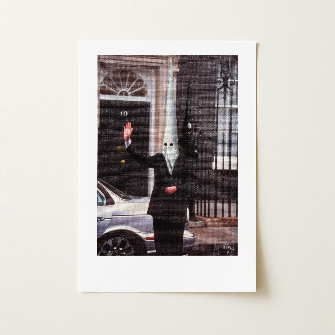 La obra reinterpreta el papel de Hugh Grant como primer ministro británico en la película Love Actually, un personaje encantador que combina encanto, ironía elegante y ese romanticismo algo tímido tan propio del humor británico.
La escena lo sitúa ante el 10 Downing Street, trajeado y ataviado con capirote blanco, creando un encuentro inesperado entre el imaginario de la romcom y la estética cofrade.
