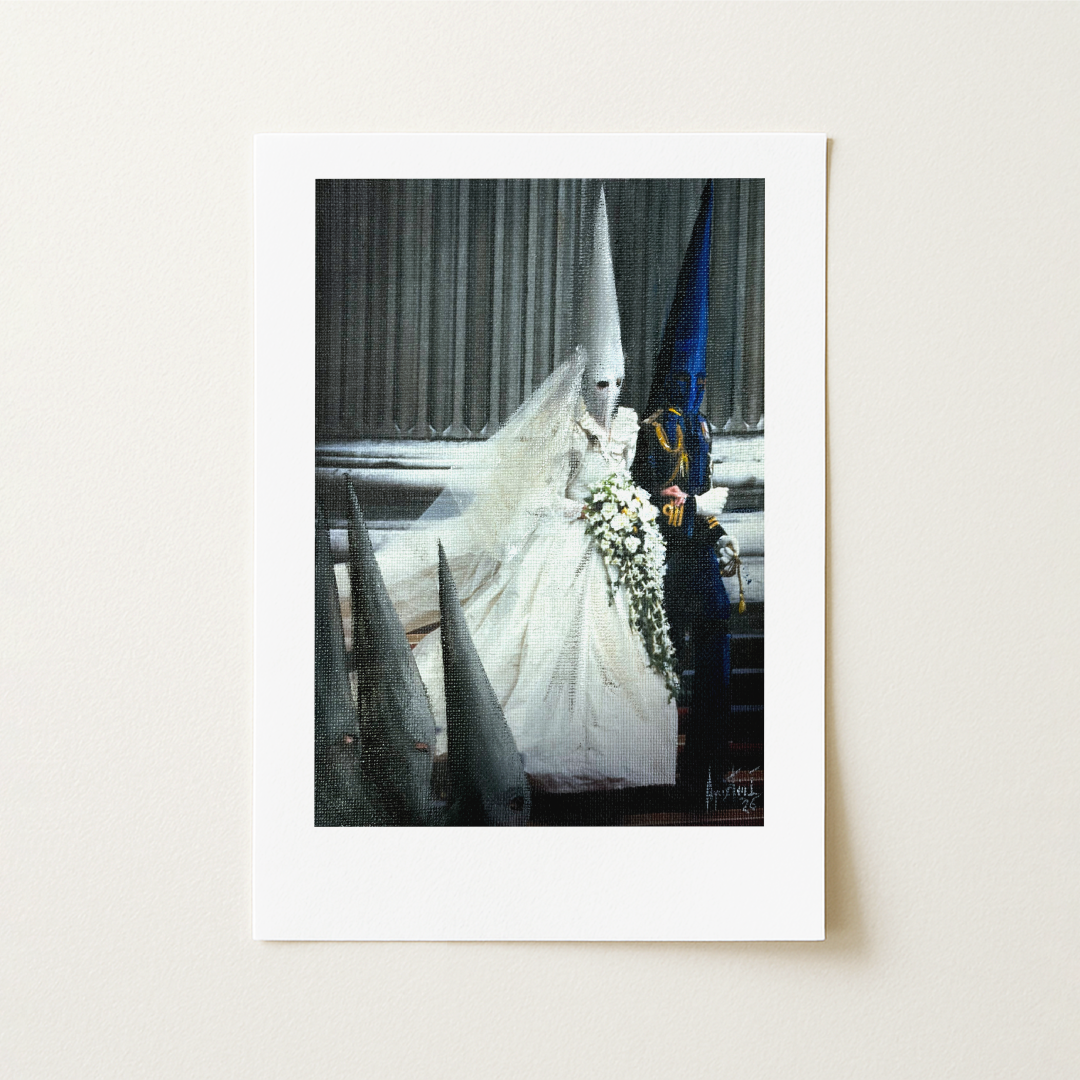 Un vestido de novia impresionante, la imponente Catedral de San Pablo, más de 3.500 invitados y más de 750 millones de espectadores en todo el mundo.
La obra reinterpreta el enlace entre Diana Spencer y el entonces príncipe Carlos, uno de los momentos más emblemáticos de la realeza británica.
En ella se introducen dos capirotes de gala en una fusión que crea un diálogo inesperado entre la boda del siglo y el imaginario cofrade.