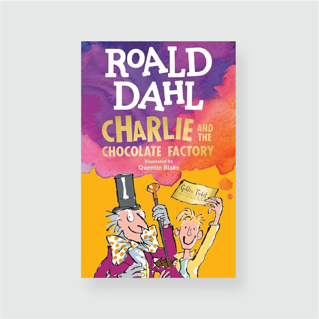 Portada del libro Charlie and the Chocolate Factory de colores amarillos y morados con ilustración de Charlie y el niño con el golden ticket.