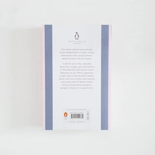 Trasera azul y gris con sinopsis del libro en inglés Mansfield Park de Jane Austen de la colección Penguin English Library sobre fondo blanco.