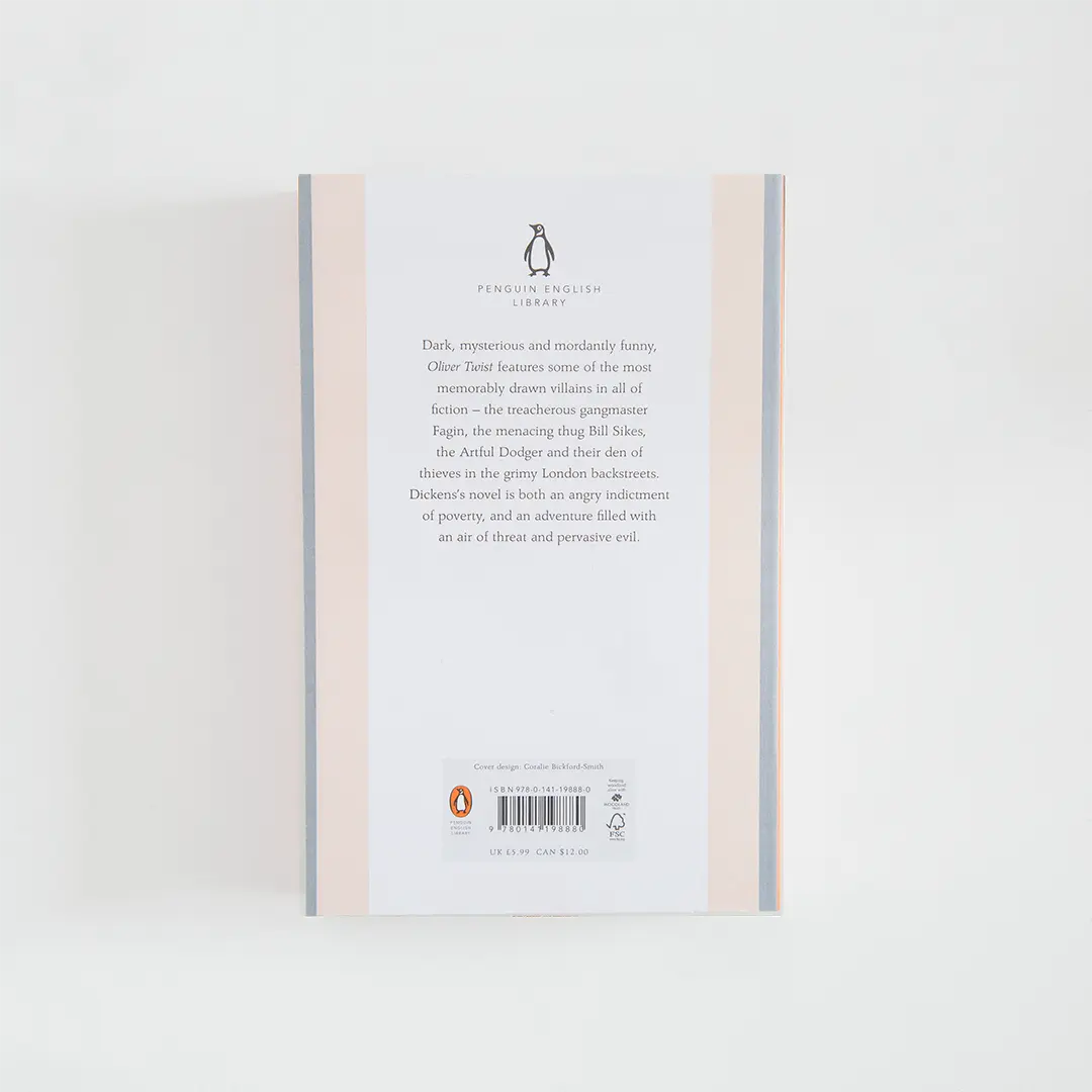 Trasera blanco roto y gris con sinopsis del libro en inglés Oliver Twist de Charles Dickens de la colección Penguin English Library sobre fondo blanco.