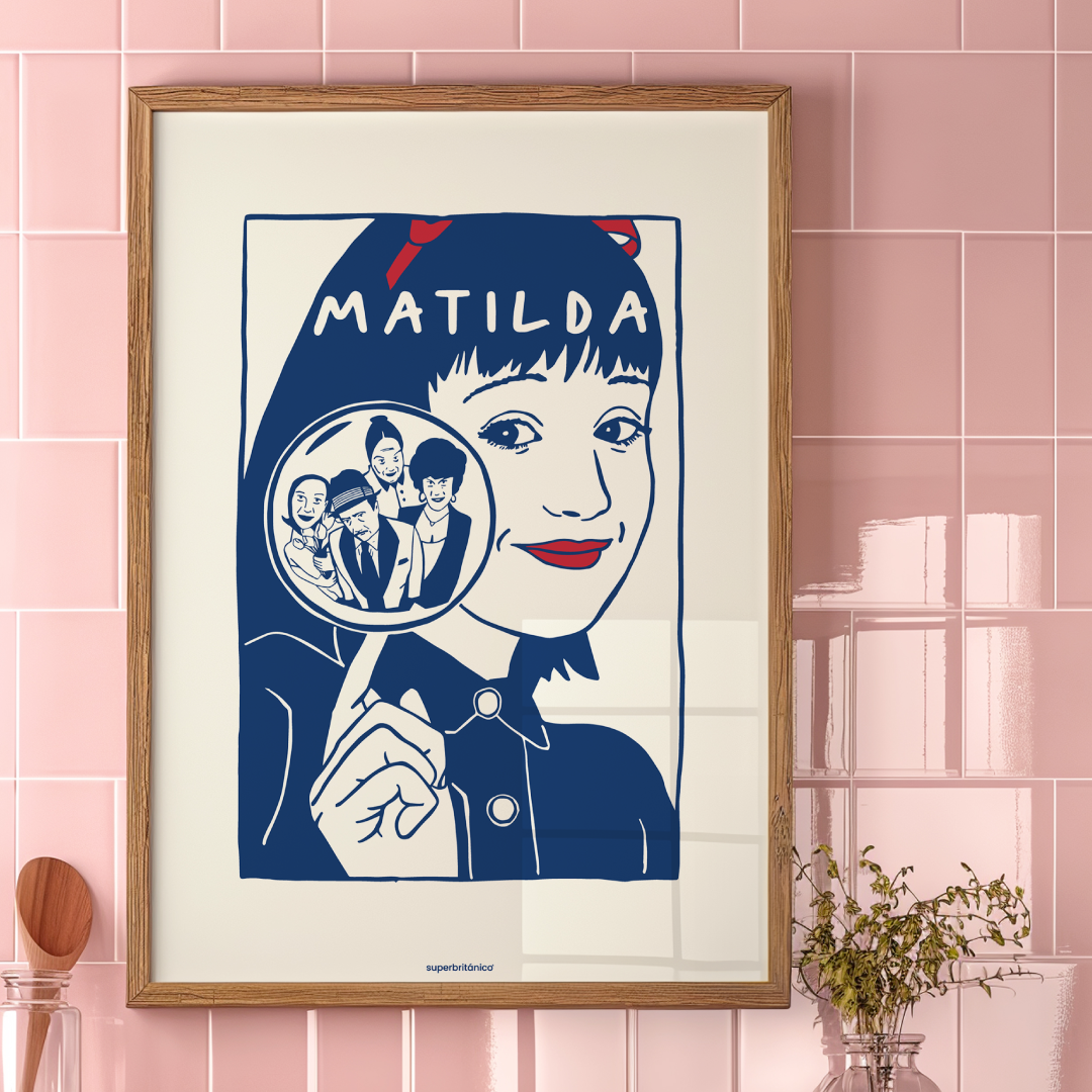 Póster inspirado en el cartel original de Matilda (1996), la inolvidable adaptación cinematográfica de la novela de Roald Dahl. Se observa ilustración de Matilda en azul con lazo y labios rojos.
