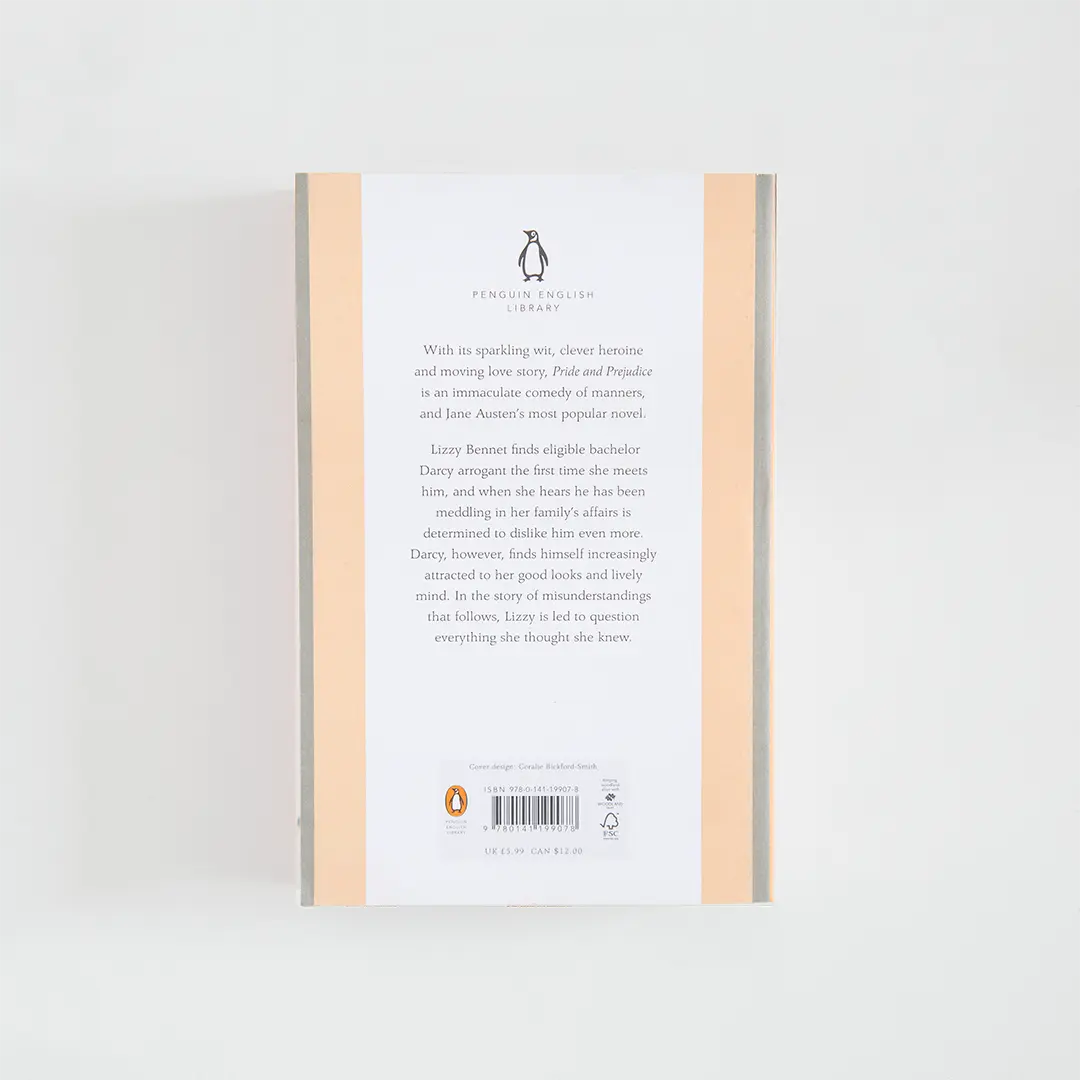 Trasera naranja y gris con sinopsis del libro en inglés Pride and Prejudice de Jane Austen de la colección Penguin English Library sobre fondo blanco.