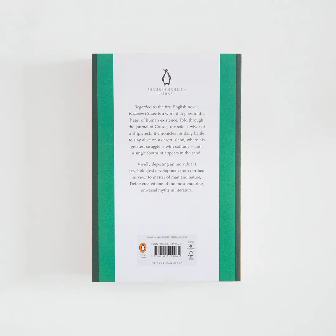 Trasera en tonos verdes con sinopsis del libro en inglés Robinson Crusoe de Daniel Defoe de la colección Penguin English Library sobre fondo blanco.