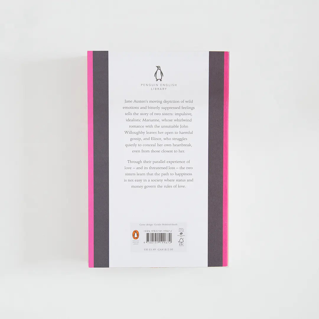 Trasera púrpura y rosa con sinopsis del libro en inglés Sense and Sensibility de Jane Austen de la colección Penguin English Library sobre fondo blanco.