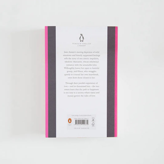 Trasera púrpura y rosa con sinopsis del libro en inglés Sense and Sensibility de Jane Austen de la colección Penguin English Library sobre fondo blanco.