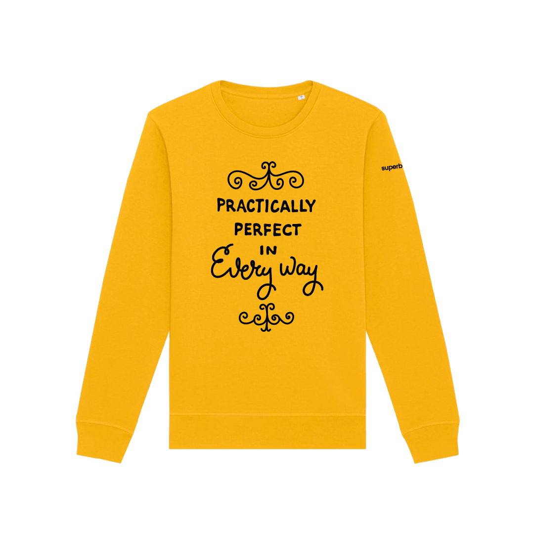 Sudadera amarilla con la frase Practically perfect in every way inspirada en la cinta métrica de Mary Poppins. La tipografía de la frase es clásica y la frase está en color negro.