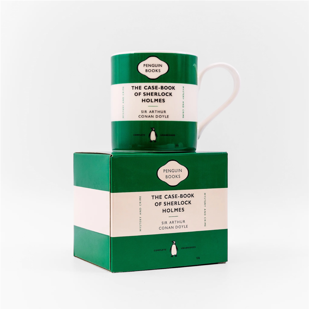 Taza de porcelana color verde inspirada en la clásica portada de la novela de Arthur Conan Doyle de Penguin junto a caja con el mismo diseño.