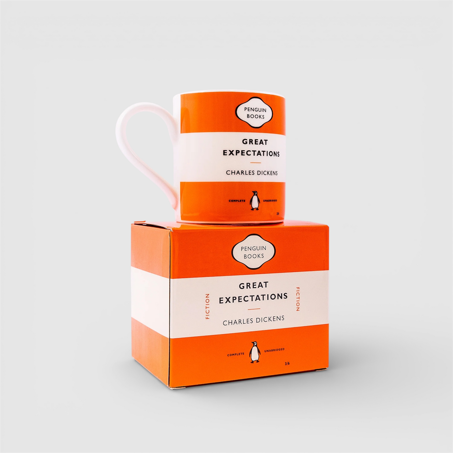 Taza de color blanco y naranja inspirada en la icónica portada de Penguin de la novela Great Expectations de Charles Dickens. Incluye caja con el mismo diseño.
