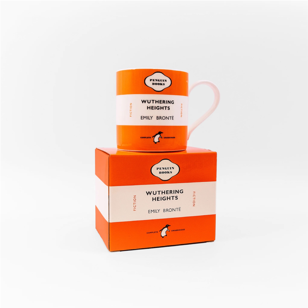 Taza de porcelana color naranja inspirada en la clásica portada de la novela Wuthering Heights de Penguin junto a caja con el mismo diseño.