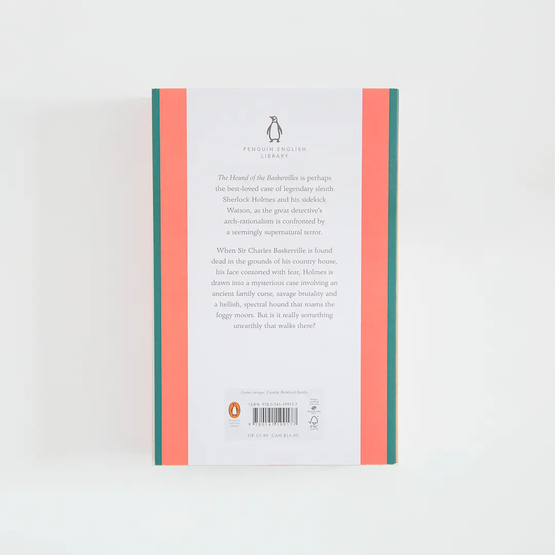 Trasera roja y verde con sinopsis del libro en inglés The Hound of the Baskervilles de Arthur Conan Doyle de la colección Penguin English Library sobre fondo blanco.