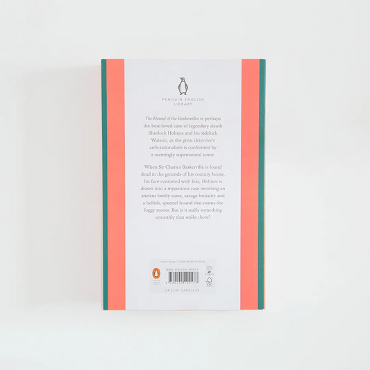 Trasera roja y verde con sinopsis del libro en inglés The Hound of the Baskervilles de Arthur Conan Doyle de la colección Penguin English Library sobre fondo blanco.