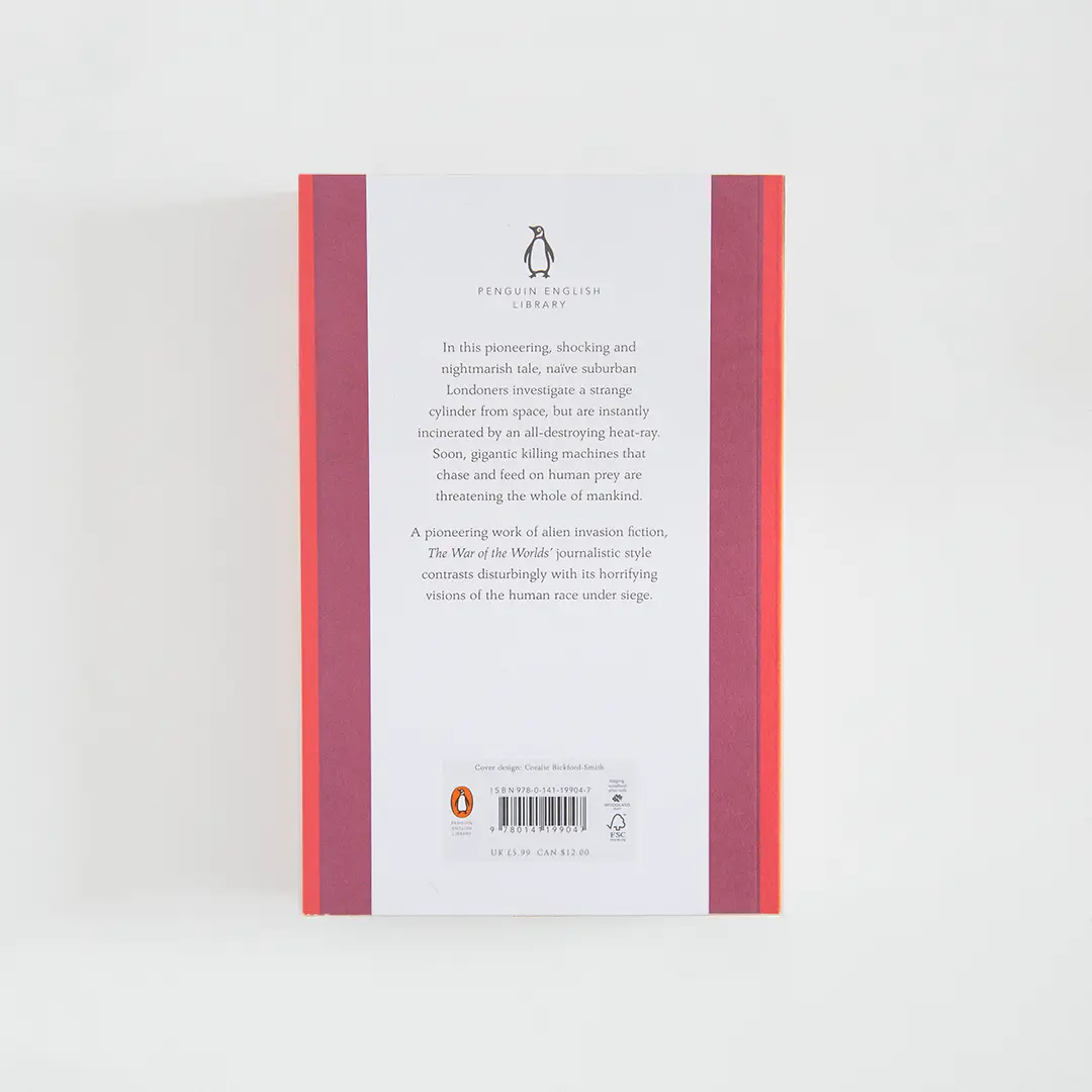 Trasera roja y burdeos con sinopsis del libro en inglés The War of the Worlds de H. G. Wells de la colección Penguin English Library sobre fondo blanco.