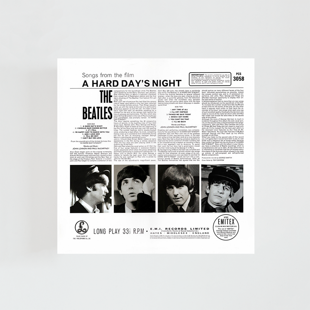 Contraportada del álbum “A Hard Day’s Night” de The Beatles, con diseño tipográfico en fondo blanco que incluye el listado de canciones y créditos del disco.