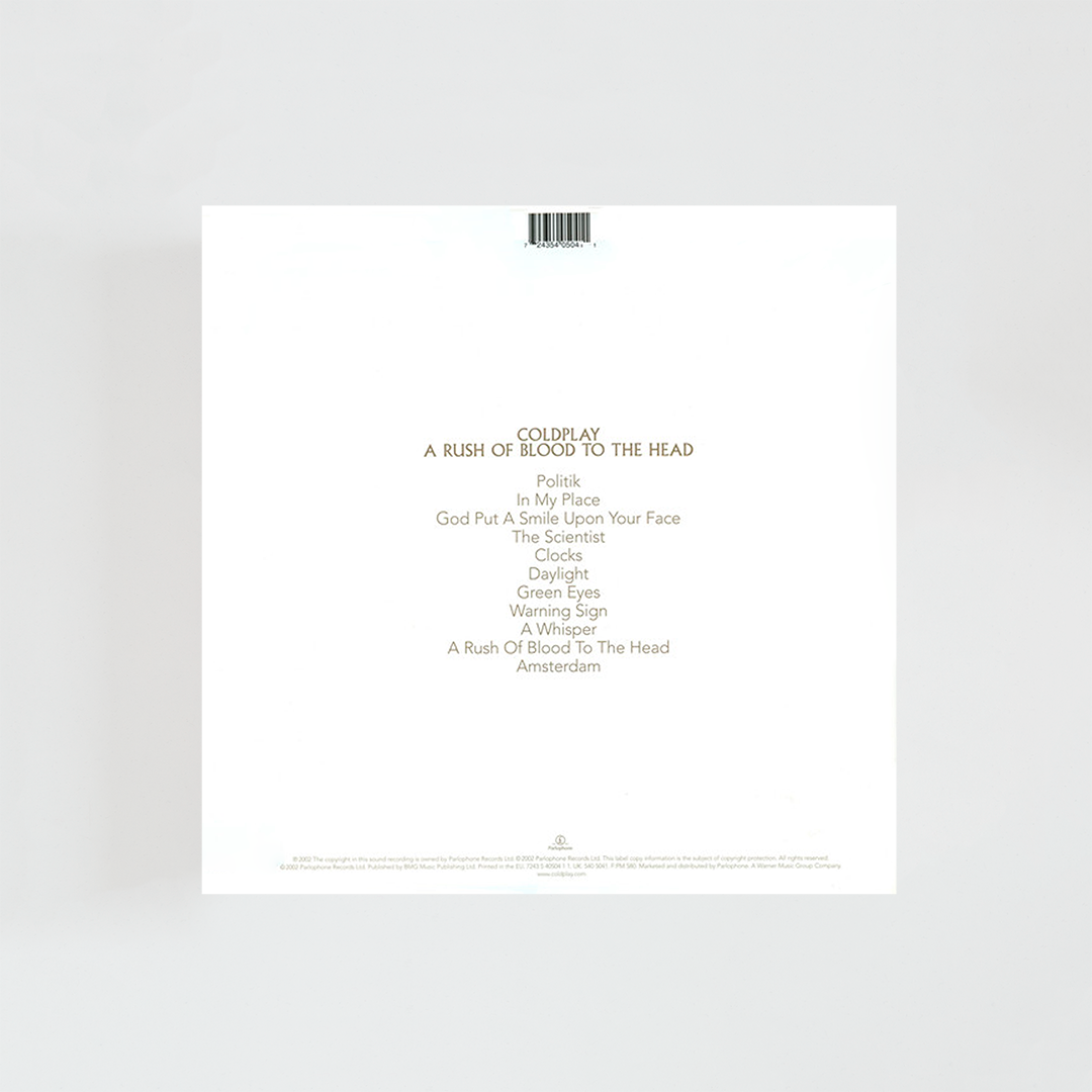 Contraportada del álbum A Rush of Blood to the Head de Coldplay, con diseño minimalista en blanco y negro, tipografía sobria y listado de canciones junto a los créditos del disco.
