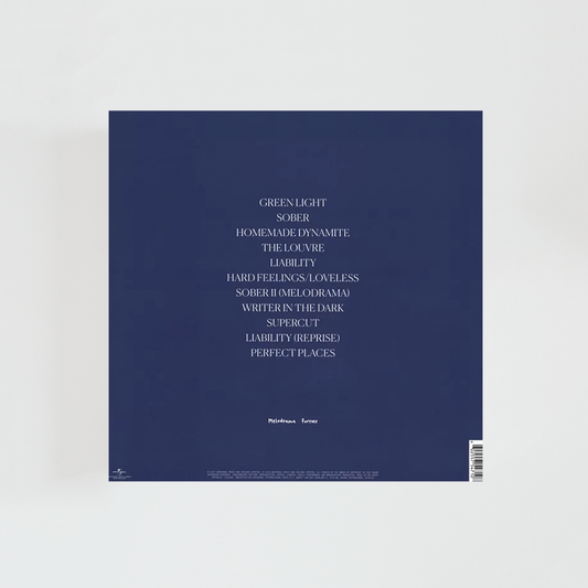 Contraportada del álbum “Melodrama” de Lorde, con fondo oscuro y listado de las canciones del disco en tipografía blanca, junto a créditos de producción y logotipos de la discográfica.