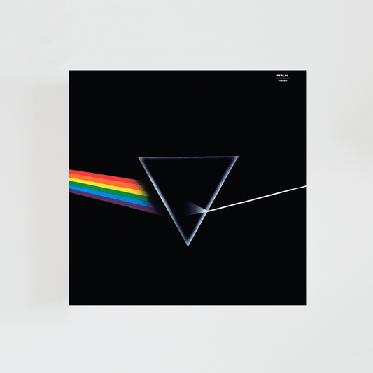 Contraportada del álbum The Dark Side of the Moon de Pink Floyd con un prisma invertido sobre fondo negro que transforma un arcoíris en un haz de luz blanca.