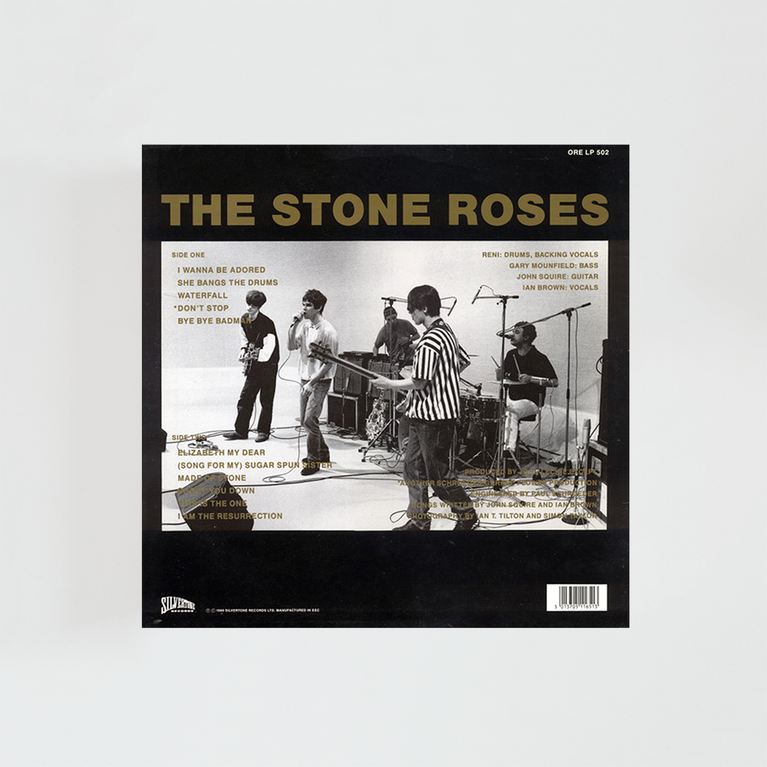 Portada del álbum The Stone Roses con fondo negro y fotografía de los integrantes del grupo tocando en un escenario blanco. Título del disco en mayúsculas y en color dorado.