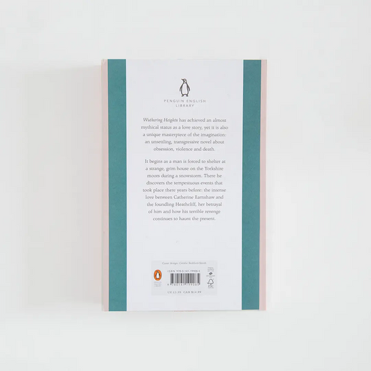 Trasera azul y rosa con sinopsis del libro en inglés Wuthering Heights de Emily Brontë de la colección Penguin English Library sobre fondo blanco.