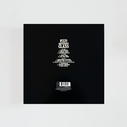 Contraportada del álbum Different Class de Pulp con el listado de canciones centrado sobre fondo negro y el logotipo de la banda en la parte superior.