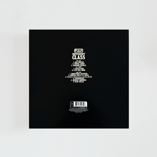 Contraportada del álbum Different Class de Pulp con el listado de canciones centrado sobre fondo negro y el logotipo de la banda en la parte superior.